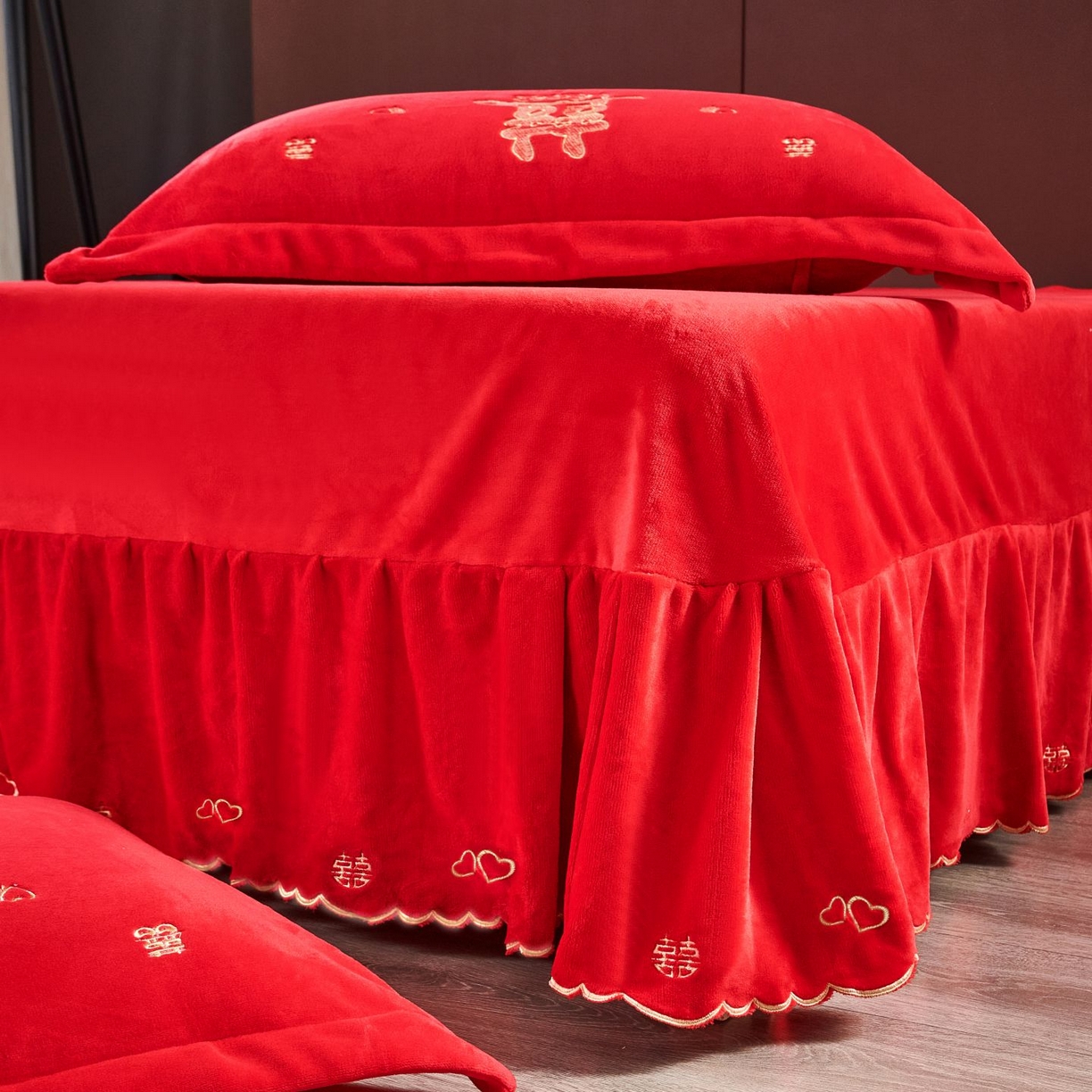 91家纺网 家纺一手货源 找家纺 皇潮婚庆馆 2025新款婚庆牛奶绒刺绣床裙四件套系列 喜嫁