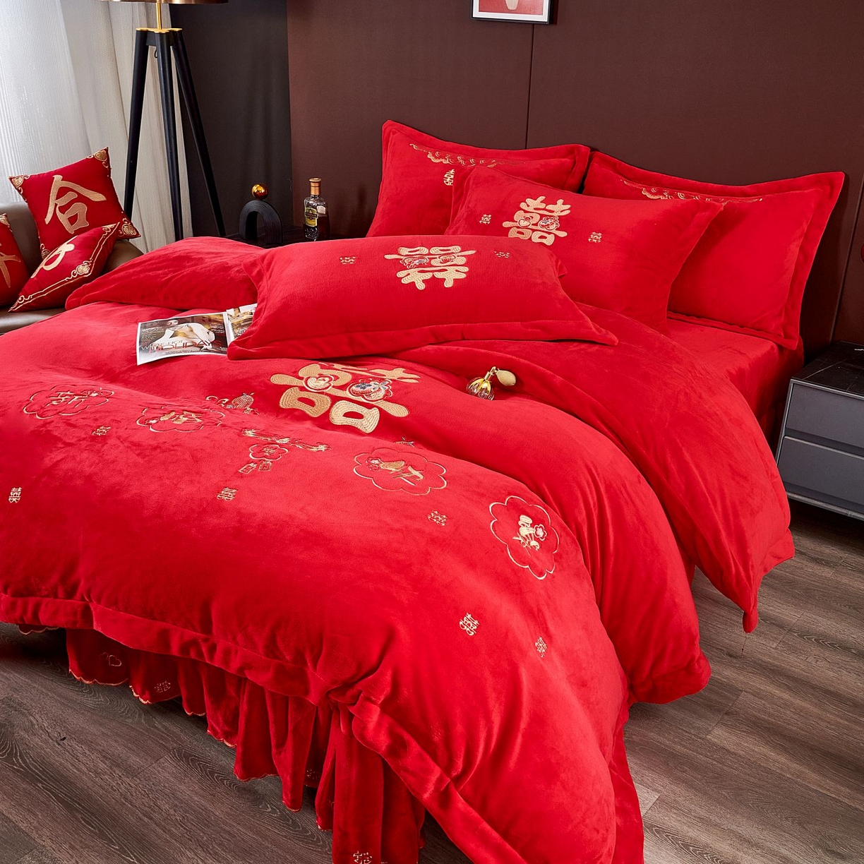 91家纺网 家纺一手货源 找家纺 皇潮婚庆馆 2025新款婚庆牛奶绒刺绣床裙四件套系列 新婚快乐