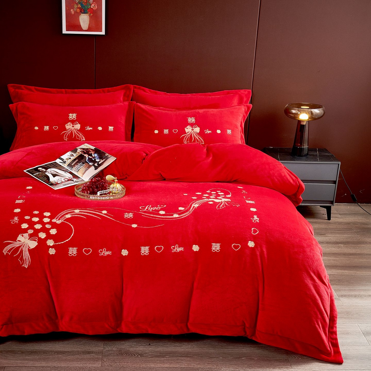 91家纺网 家纺一手货源 找家纺 皇潮婚庆馆 2025新款婚庆牛奶绒刺绣床裙四件套系列 心心相印