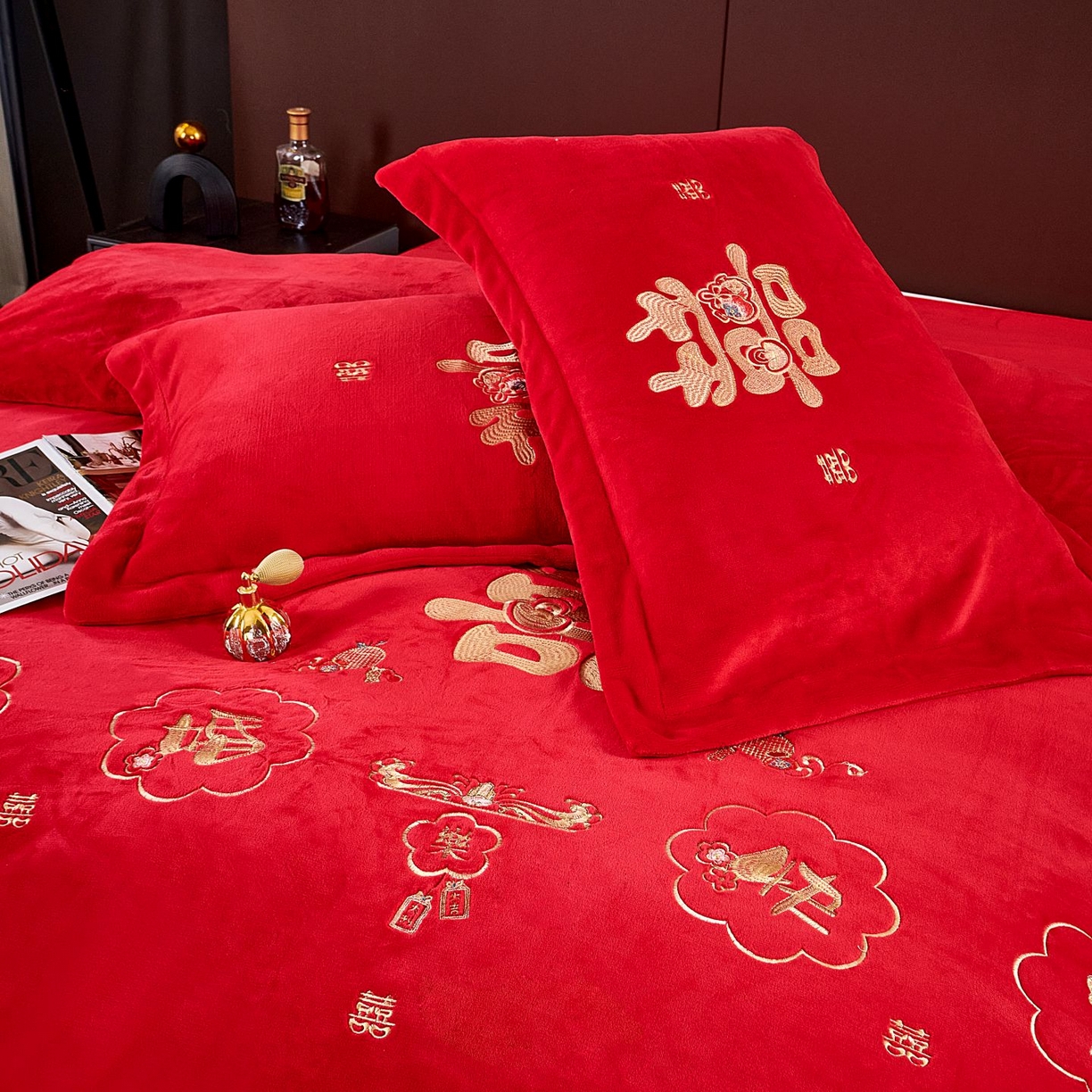 91家纺网 家纺一手货源 找家纺 皇潮婚庆馆 2025新款婚庆牛奶绒刺绣床裙四件套系列 新婚快乐