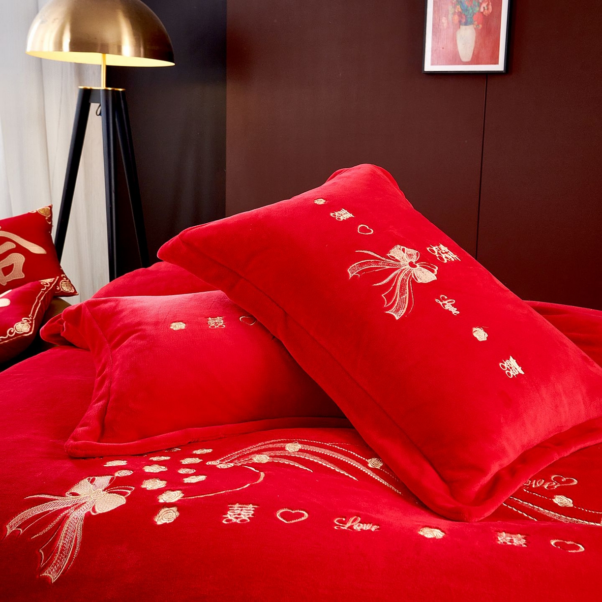 91家纺网 家纺一手货源 找家纺 皇潮婚庆馆 2025新款婚庆牛奶绒刺绣床裙四件套系列 心心相印