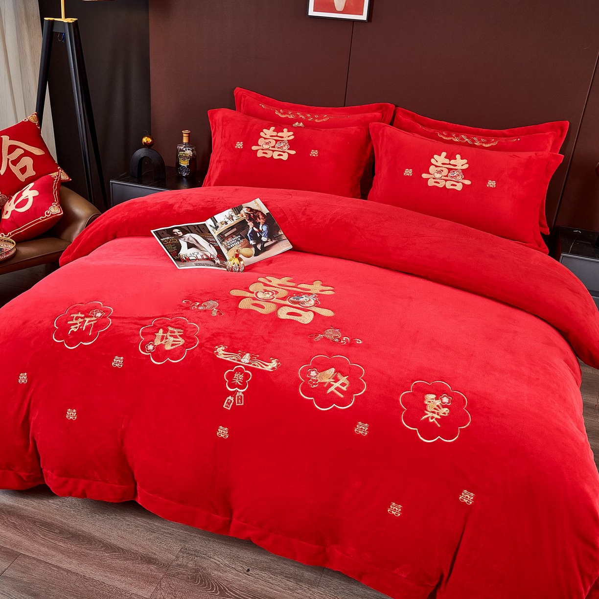 91家纺网 家纺一手货源 找家纺 皇潮婚庆馆 2025新款婚庆牛奶绒刺绣床裙四件套系列 新婚快乐