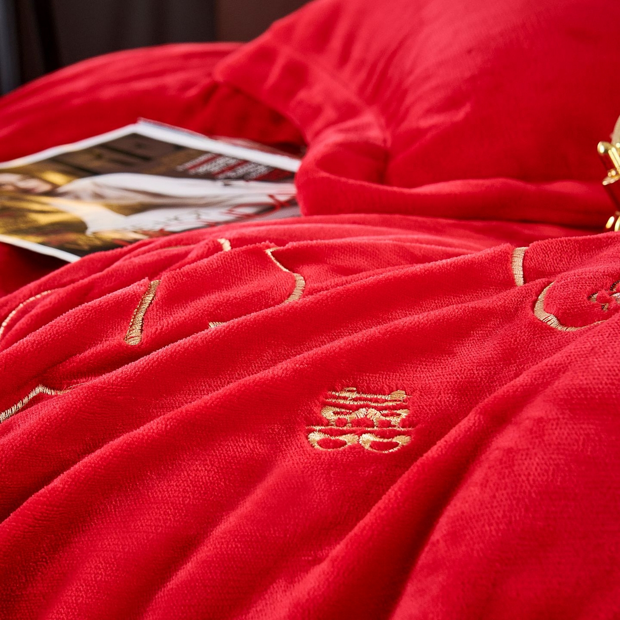 91家纺网 家纺一手货源 找家纺 皇潮婚庆馆 2025新款婚庆牛奶绒刺绣床裙四件套系列 新婚快乐