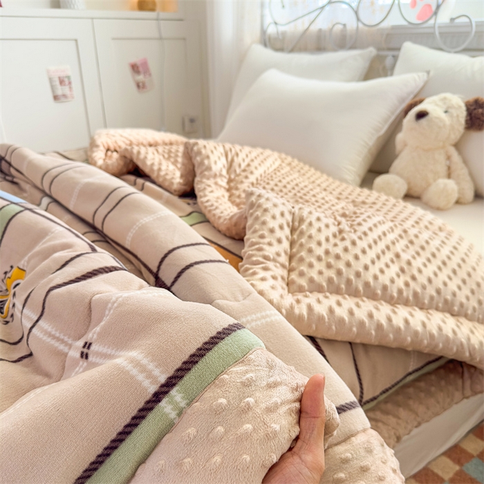91家纺网 家纺一手货源 找家纺 默忆 2025新款牛奶绒豆豆被被子被芯 简格