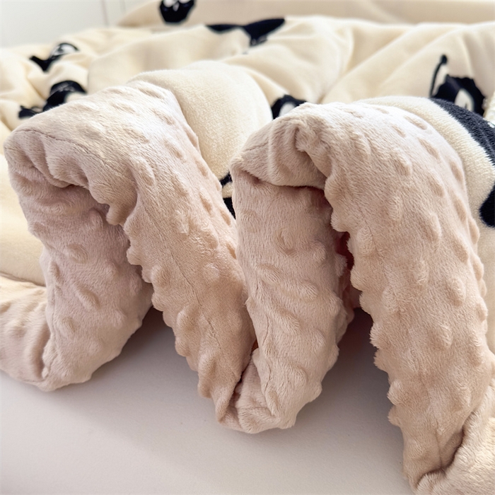 91家纺网 家纺一手货源 找家纺 默忆 2025新款牛奶绒豆豆被被子被芯 小煤球