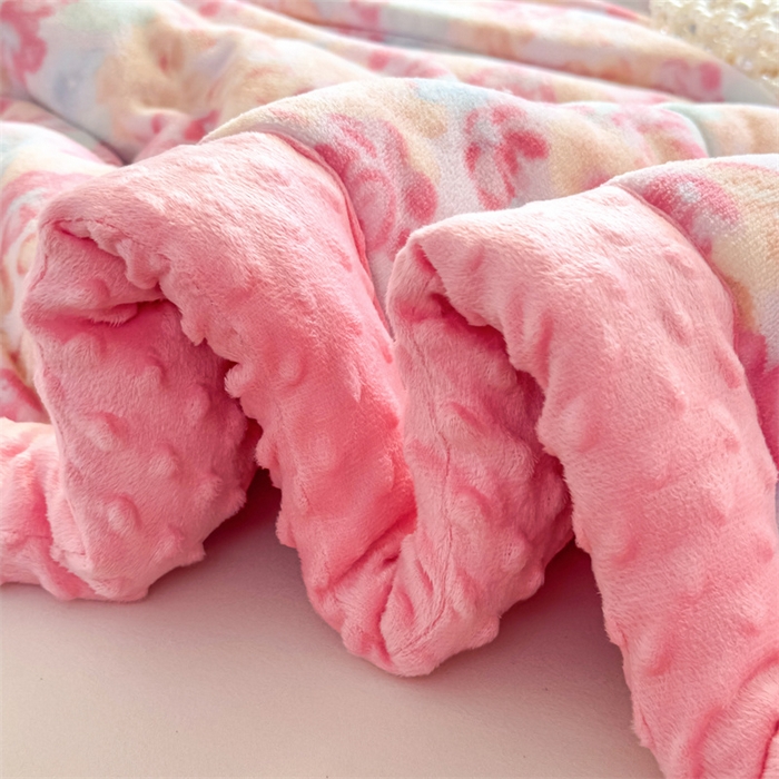 91家纺网 家纺一手货源 找家纺 默忆 2025新款牛奶绒豆豆被被子被芯 浪漫满屋