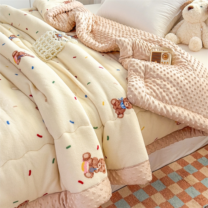 91家纺网 家纺一手货源 找家纺 默忆 2025新款牛奶绒豆豆被被子被芯 小熊派对