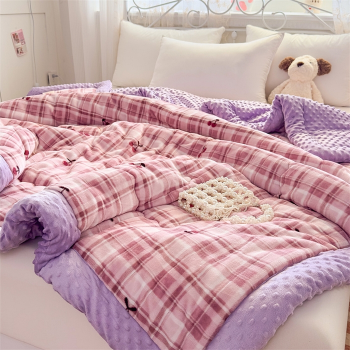 91家纺网 家纺一手货源 找家纺 默忆 2025新款牛奶绒豆豆被被子被芯 樱桃