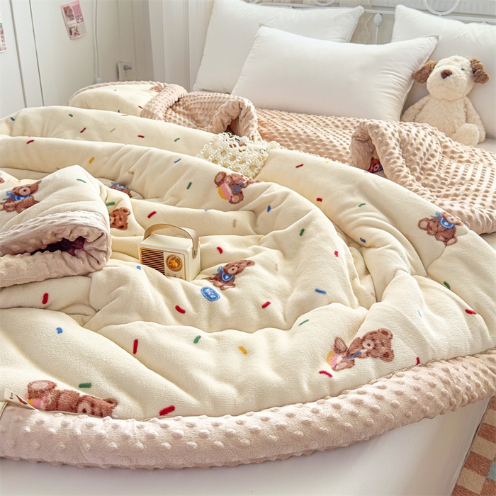 91家纺网 家纺一手货源 找家纺 默忆 2025新款牛奶绒豆豆被被子被芯 小熊派对