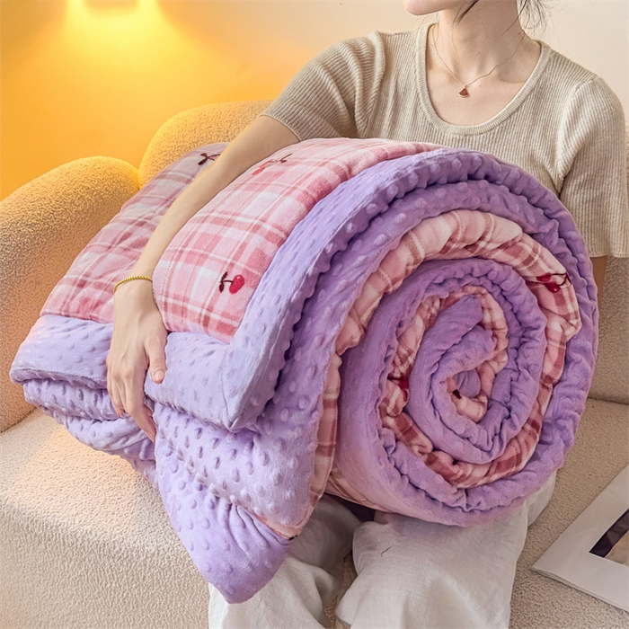 91家纺网 家纺一手货源 找家纺 默忆 2025新款牛奶绒豆豆被被子被芯 樱桃