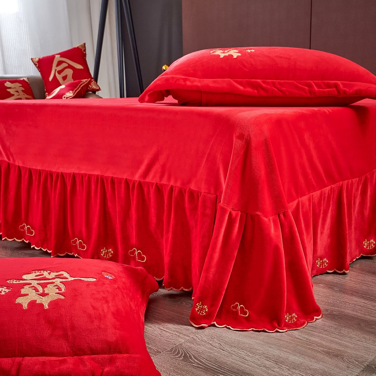 91家纺网 家纺一手货源 找家纺 皇潮婚庆馆 2025新款婚庆牛奶绒刺绣床裙四件套系列 喜事连连