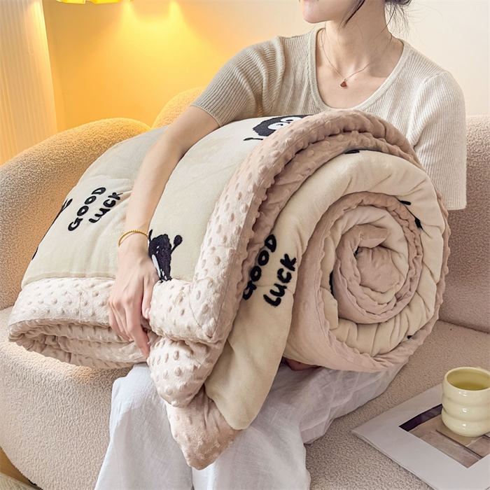 91家纺网 家纺一手货源 找家纺 默忆 2025新款牛奶绒豆豆被被子被芯 小煤球