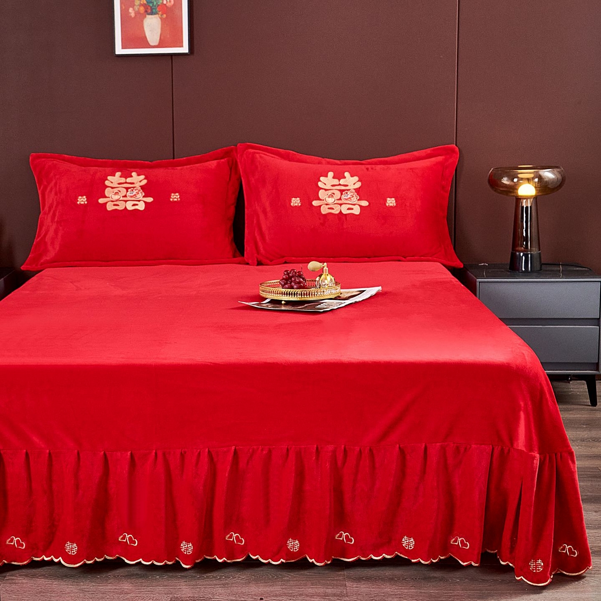 91家纺网 家纺一手货源 找家纺 皇潮婚庆馆 2025新款婚庆牛奶绒刺绣床裙四件套系列 新婚快乐