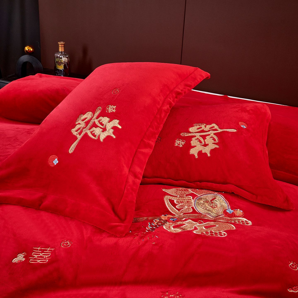 91家纺网 家纺一手货源 找家纺 皇潮婚庆馆 2025新款婚庆牛奶绒刺绣床裙四件套系列 喜事连连