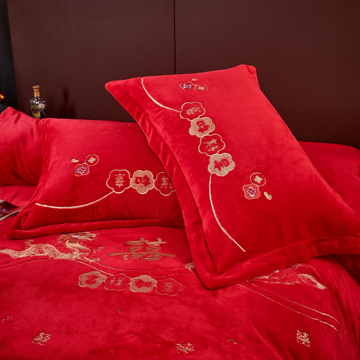 91家纺网 家纺一手货源 找家纺 皇潮婚庆馆 2025新款婚庆牛奶绒刺绣床裙四件套系列 吉祥如意