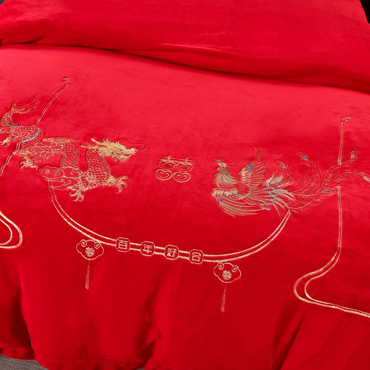 91家纺网 家纺一手货源 找家纺 皇潮婚庆馆 2025新款婚庆牛奶绒刺绣床裙四件套系列 龙华凤贵