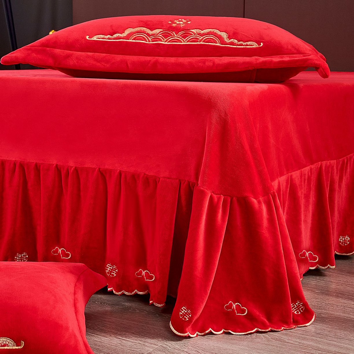 91家纺网 家纺一手货源 找家纺 皇潮婚庆馆 2025新款婚庆牛奶绒刺绣床裙四件套系列 龙华凤贵