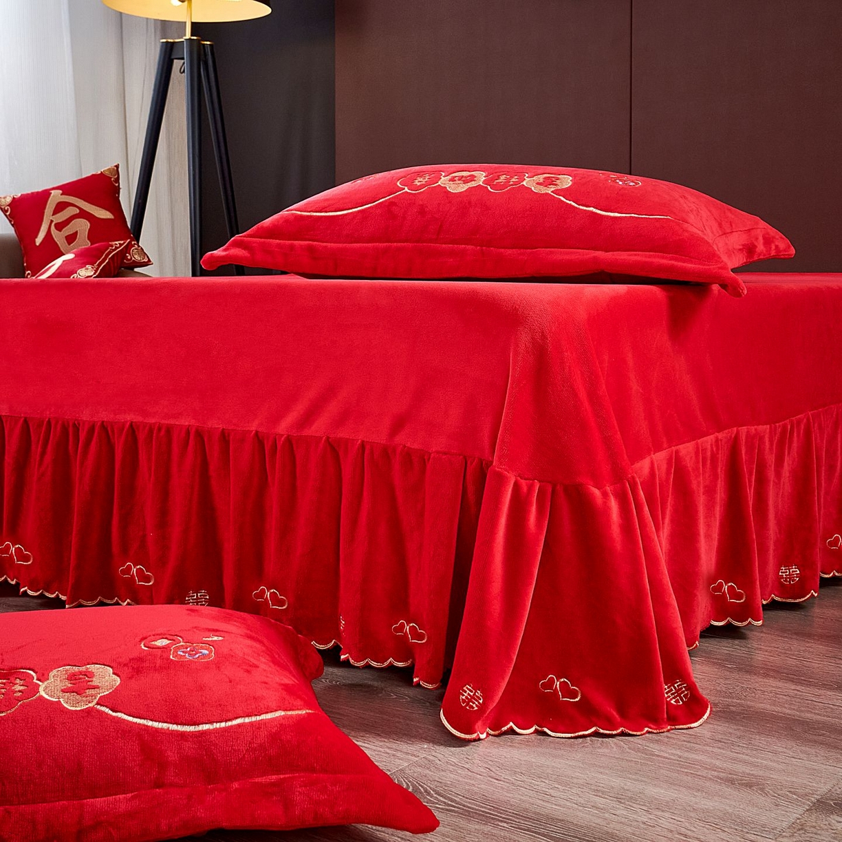 91家纺网 家纺一手货源 找家纺 皇潮婚庆馆 2025新款婚庆牛奶绒刺绣床裙四件套系列 吉祥如意