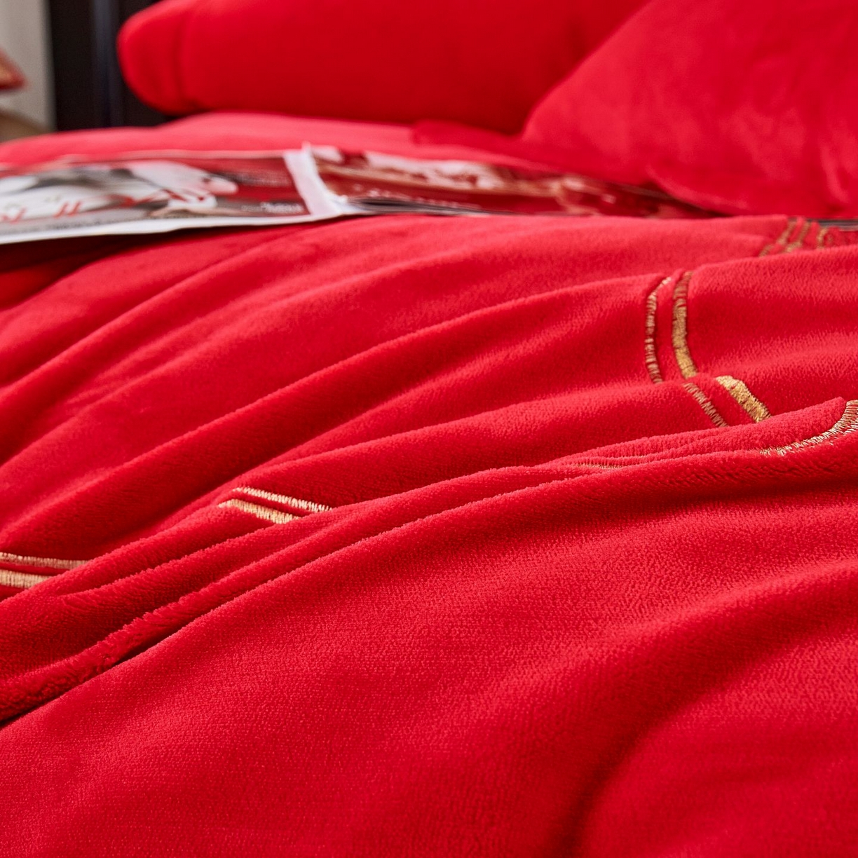 91家纺网 家纺一手货源 找家纺 皇潮婚庆馆 2025新款婚庆牛奶绒刺绣床裙四件套系列 龙华凤贵