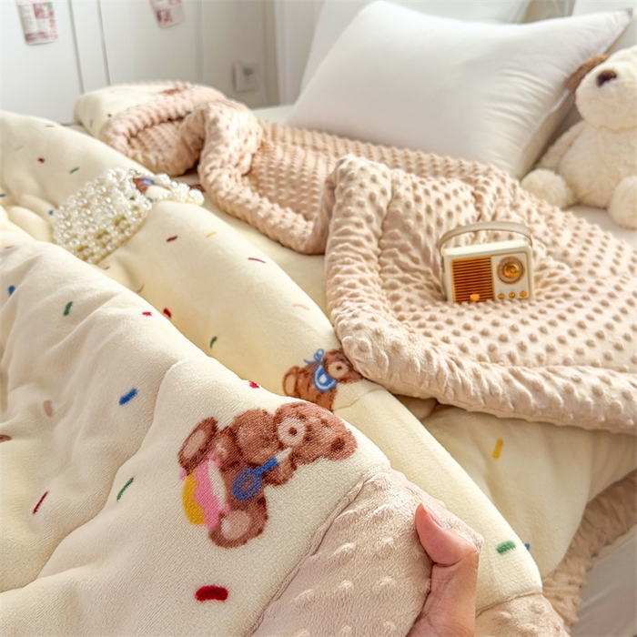 91家纺网 家纺一手货源 找家纺 默忆 2025新款牛奶绒豆豆被被子被芯 小熊派对