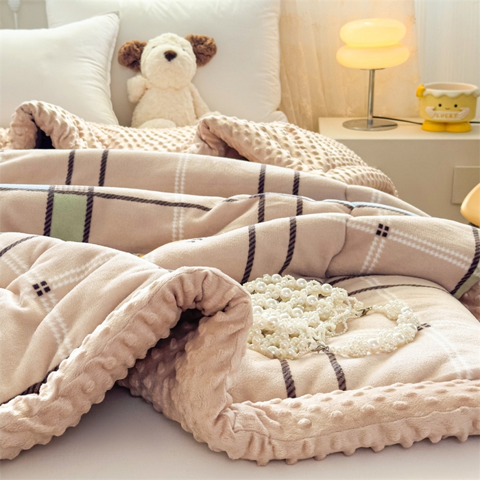 91家纺网 家纺一手货源 找家纺 默忆 2025新款牛奶绒豆豆被被子被芯 简格