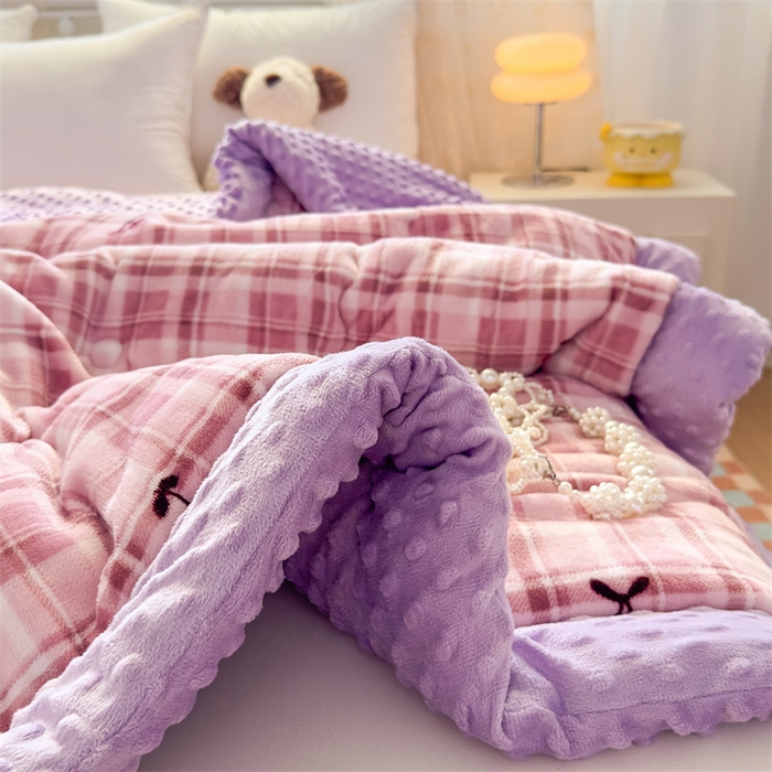 91家纺网 家纺一手货源 找家纺 默忆 2025新款牛奶绒豆豆被被子被芯 樱桃