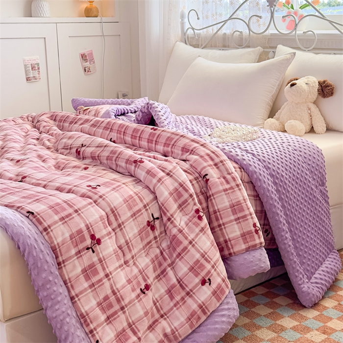 91家纺网 家纺一手货源 找家纺 默忆 2025新款牛奶绒豆豆被被子被芯 樱桃