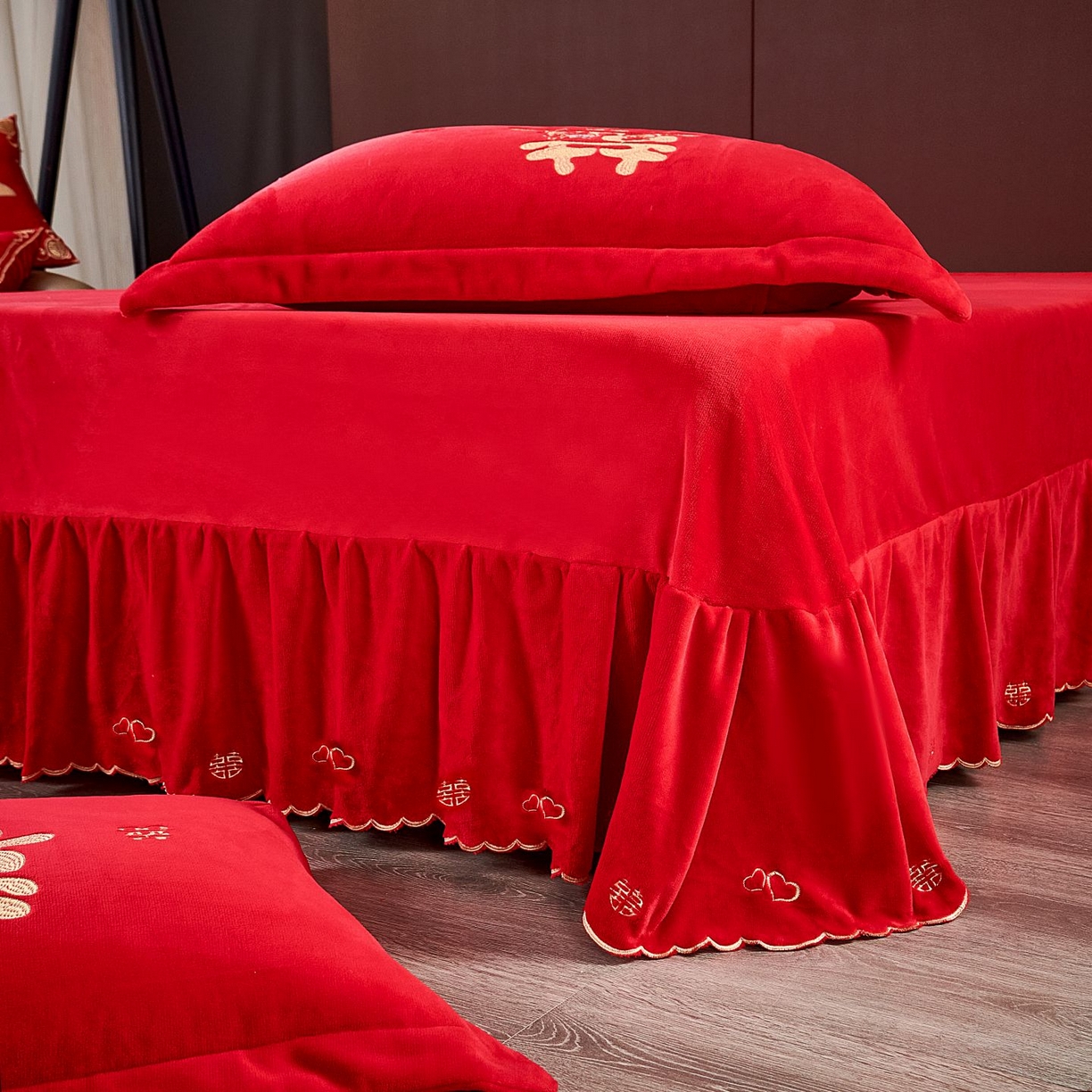 91家纺网 家纺一手货源 找家纺 皇潮婚庆馆 2025新款婚庆牛奶绒刺绣床裙四件套系列 新婚快乐