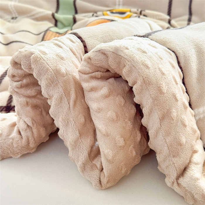 91家纺网 家纺一手货源 找家纺 默忆 2025新款牛奶绒豆豆被被子被芯 简格