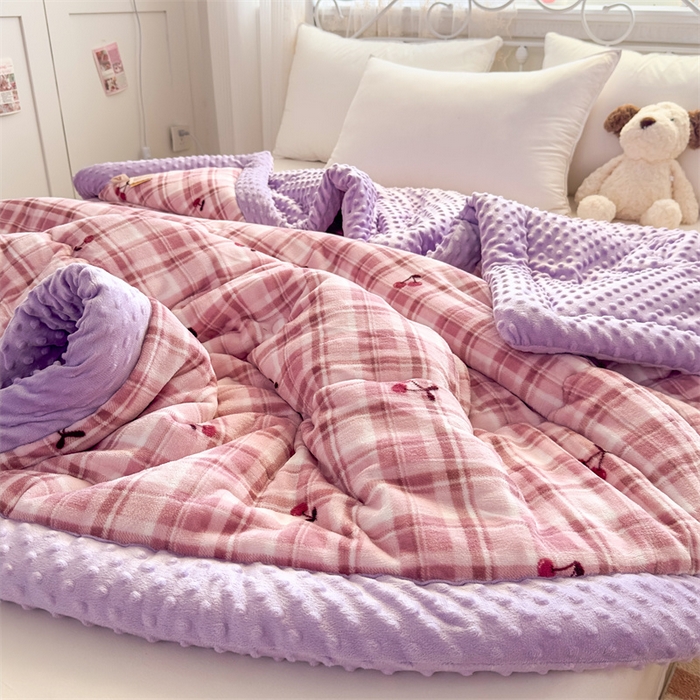 91家纺网 家纺一手货源 找家纺 默忆 2025新款牛奶绒豆豆被被子被芯 樱桃