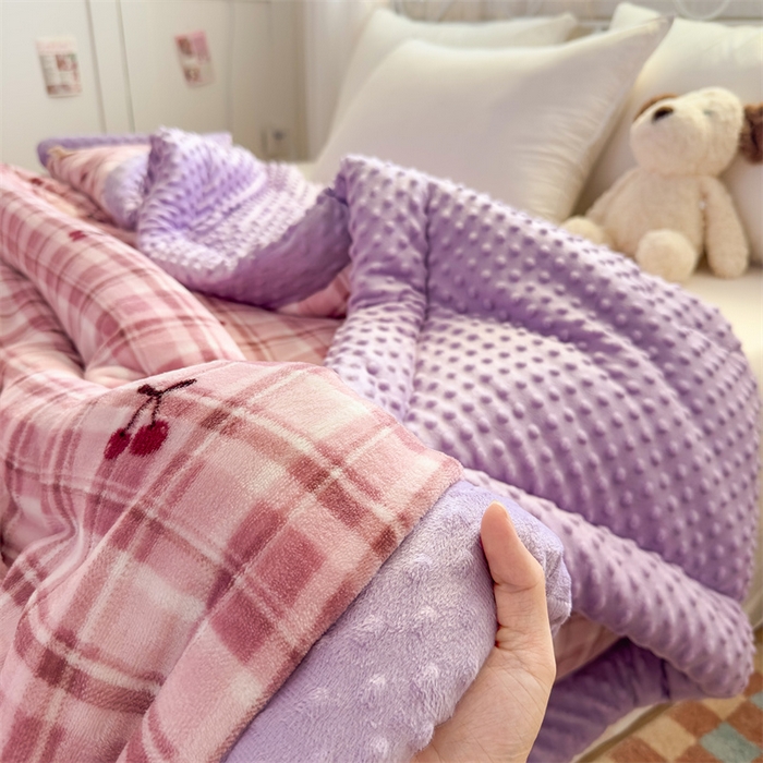 91家纺网 家纺一手货源 找家纺 默忆 2025新款牛奶绒豆豆被被子被芯 樱桃