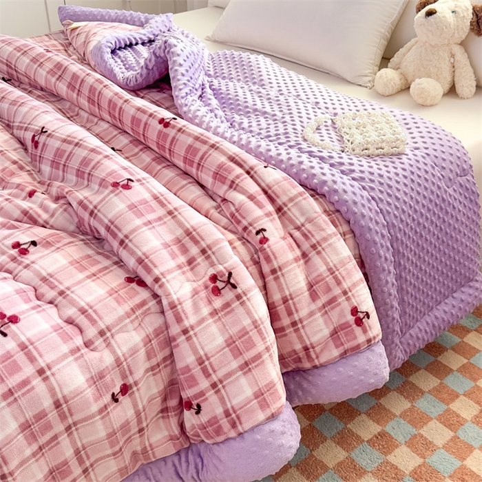 91家纺网 家纺一手货源 找家纺 默忆 2025新款牛奶绒豆豆被被子被芯 樱桃