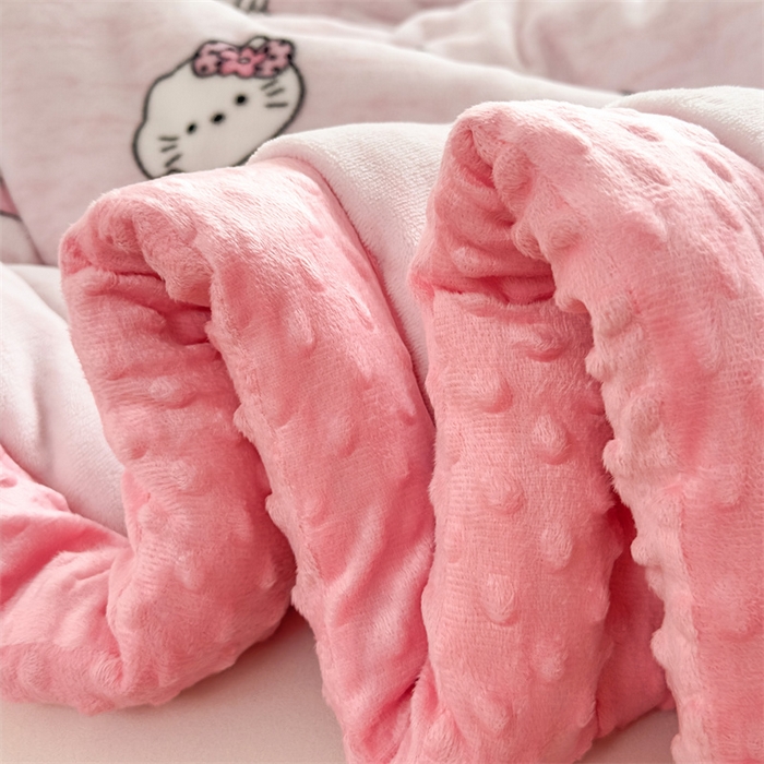 91家纺网 家纺一手货源 找家纺 默忆 2025新款牛奶绒豆豆被被子被芯 比耶kt猫