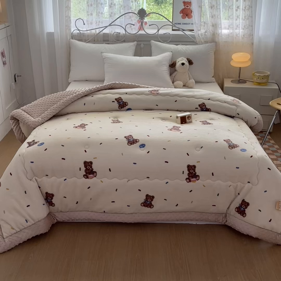 91家纺网 家纺一手货源 找家纺 默忆 2025新款牛奶绒豆豆被被子被芯 小熊派对