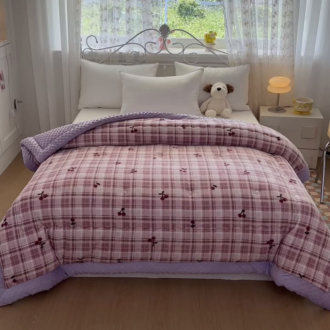 91家纺网 家纺一手货源 找家纺 默忆 2025新款牛奶绒豆豆被被子被芯 樱桃