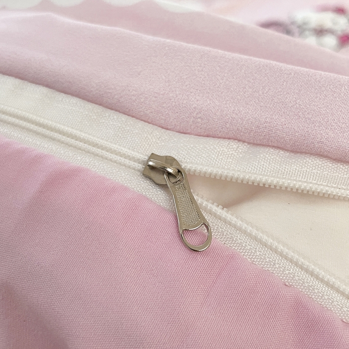 91家纺网 家纺一手货源 找家纺 港岛妹妹 2025新款云朵水洗工艺三丽鸥四件套 三丽鸥-草莓甜心kt猫