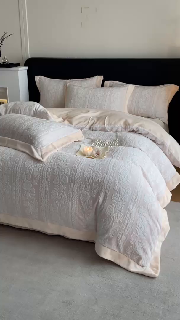 91家纺网 家纺一手货源 找家纺 民新家纺 2025新款牛奶绒宽包边雕花四件套 巴黎恋人-浅粉