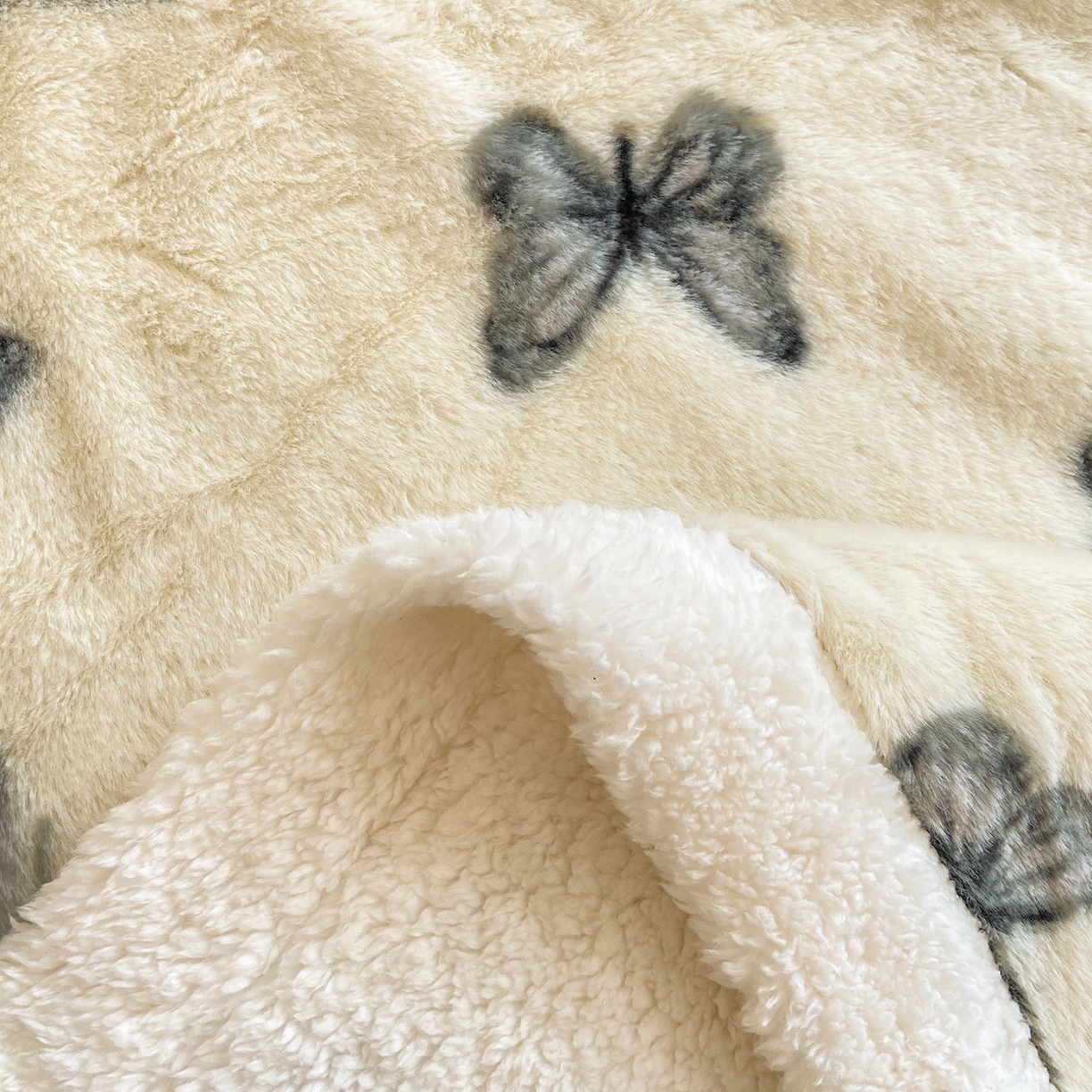 91家纺网 家纺一手货源 找家纺 眠势力 2025新款兔毛绒毛毯冬季加绒加厚盖毯兔兔绒保暖毯子带拉链-小清新系列 蝶舞飞扬