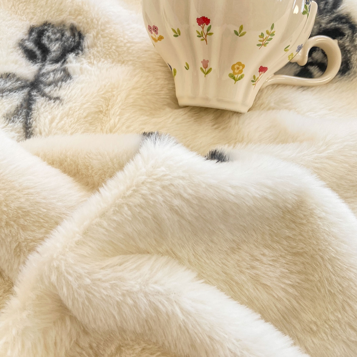 91家纺网 家纺一手货源 找家纺 眠势力 2025新款兔毛绒毛毯冬季加绒加厚盖毯兔兔绒保暖毯子带拉链-小清新系列 一枝玫瑰