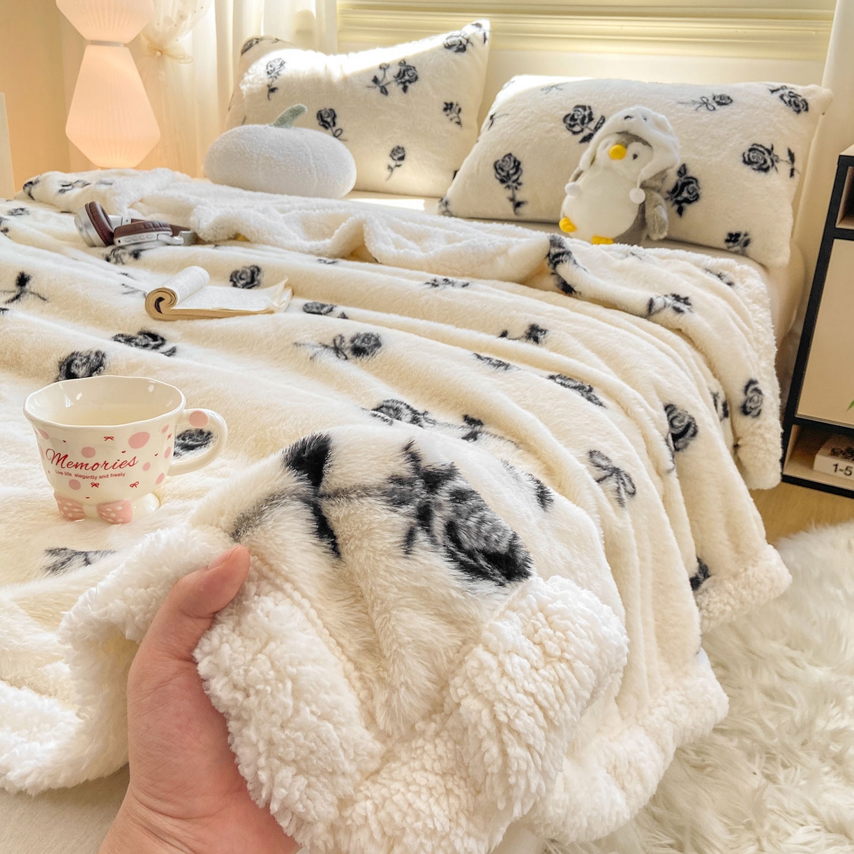 91家纺网 家纺一手货源 找家纺 眠势力 2025新款兔毛绒毛毯冬季加绒加厚盖毯兔兔绒保暖毯子带拉链-小清新系列 一枝玫瑰