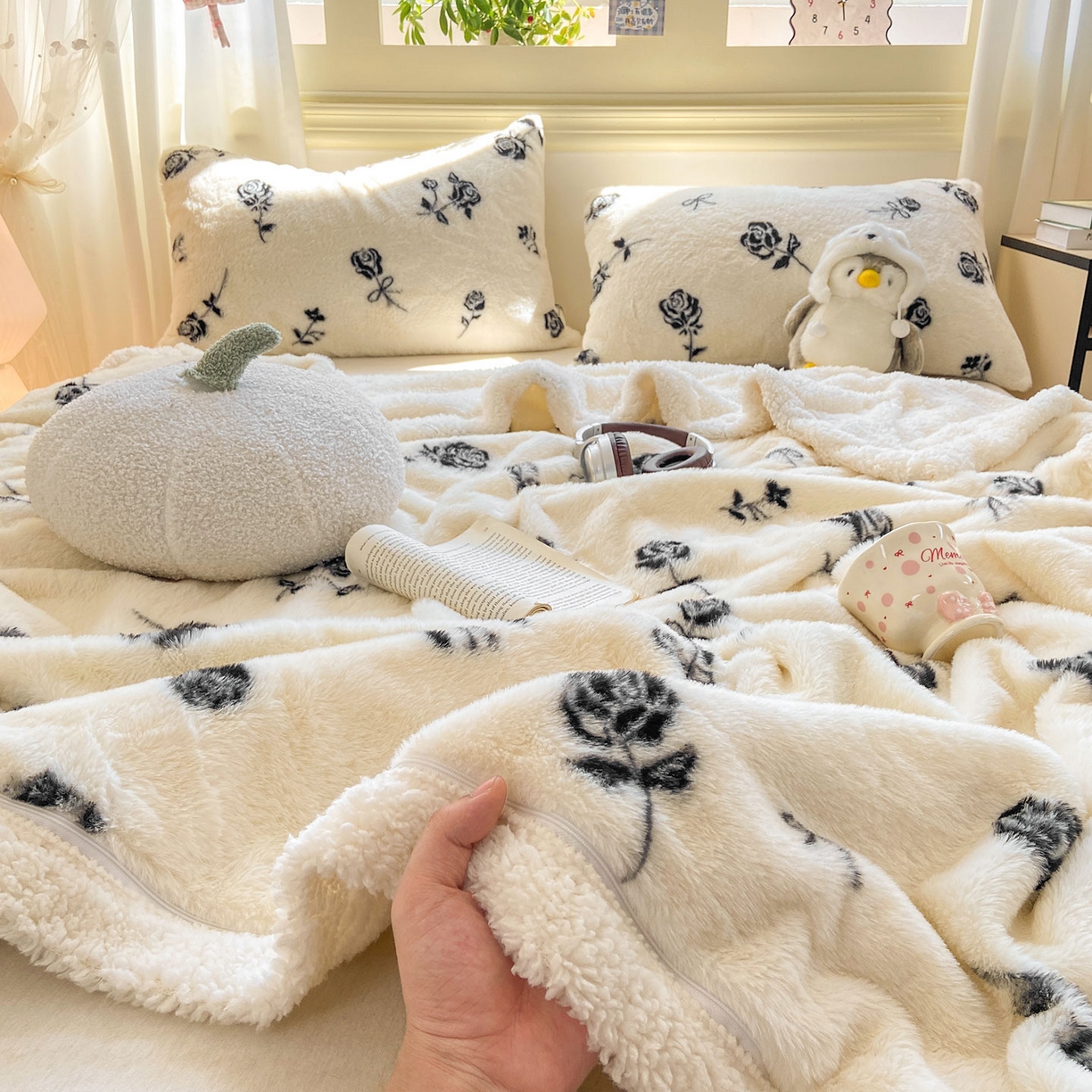 91家纺网 家纺一手货源 找家纺 眠势力 2025新款兔毛绒毛毯冬季加绒加厚盖毯兔兔绒保暖毯子带拉链-小清新系列 一枝玫瑰