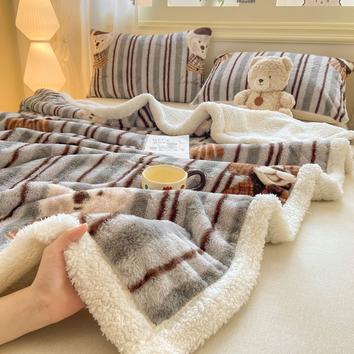 91家纺网 家纺一手货源 找家纺 眠势力 2025新款兔毛绒毛毯冬季加绒加厚盖毯兔兔绒保暖毯子带拉链-小清新系列 酷酷熊