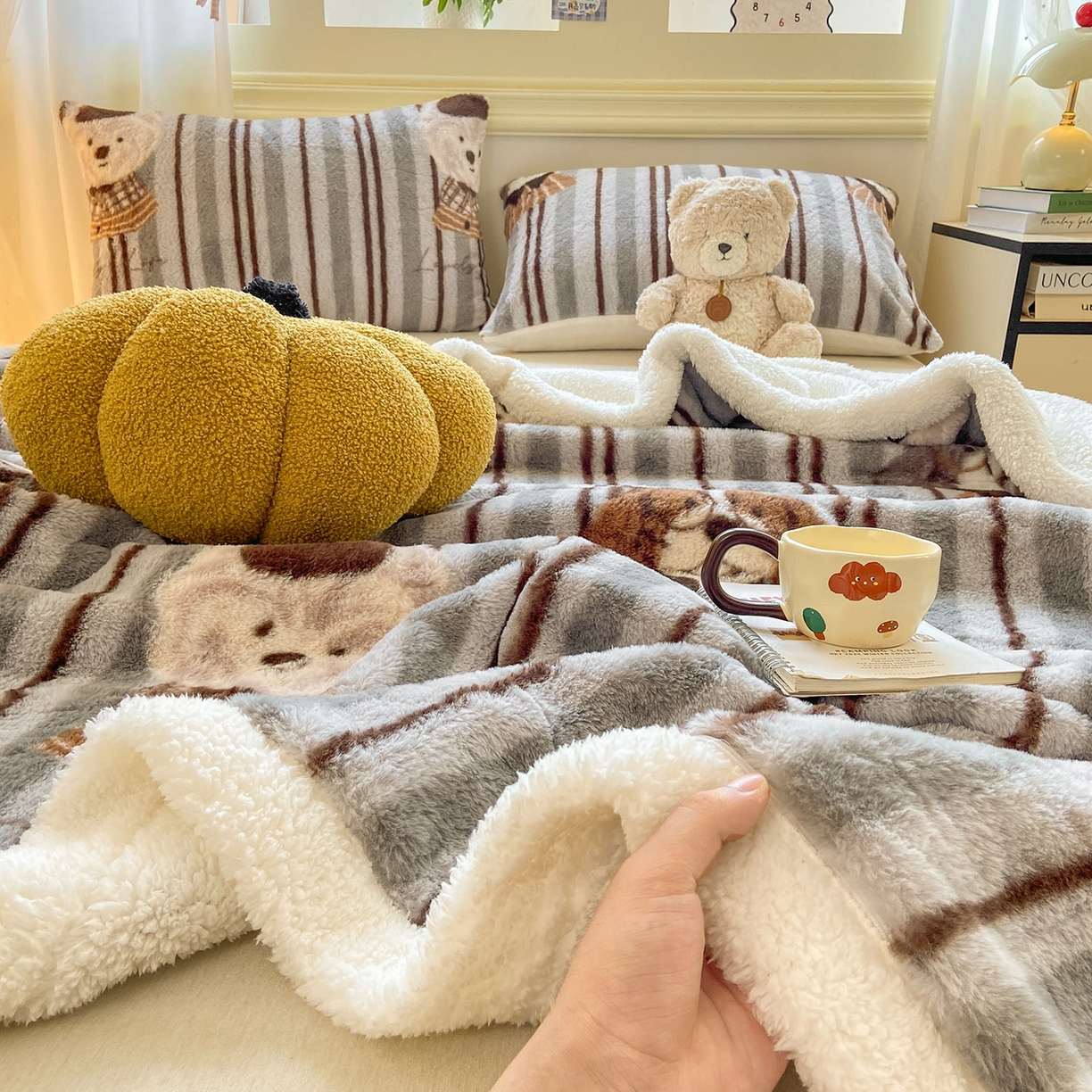 91家纺网 家纺一手货源 找家纺 眠势力 2025新款兔毛绒毛毯冬季加绒加厚盖毯兔兔绒保暖毯子带拉链-小清新系列 酷酷熊