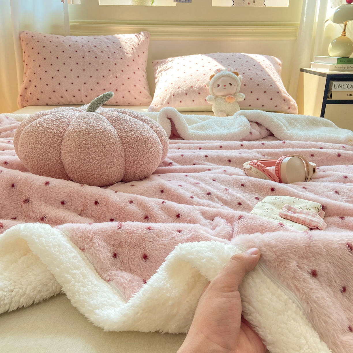 91家纺网 家纺一手货源 找家纺 眠势力 2025新款兔毛绒毛毯冬季加绒加厚盖毯兔兔绒保暖毯子带拉链-小清新系列 波点豆沙