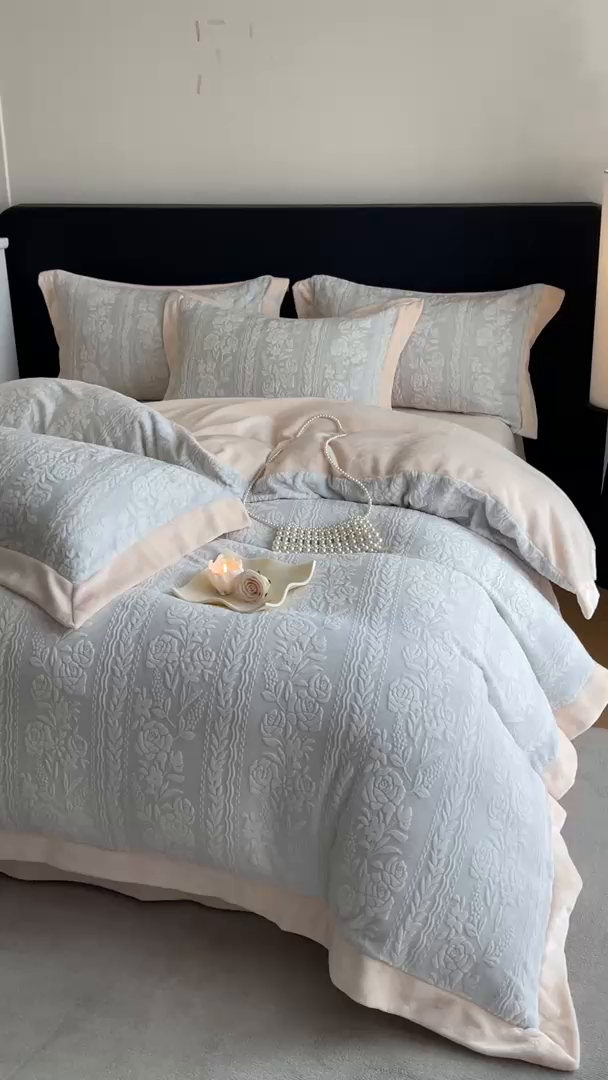 91家纺网 家纺一手货源 找家纺 民新家纺 2025新款牛奶绒宽包边雕花四件套 巴黎恋人-浅灰