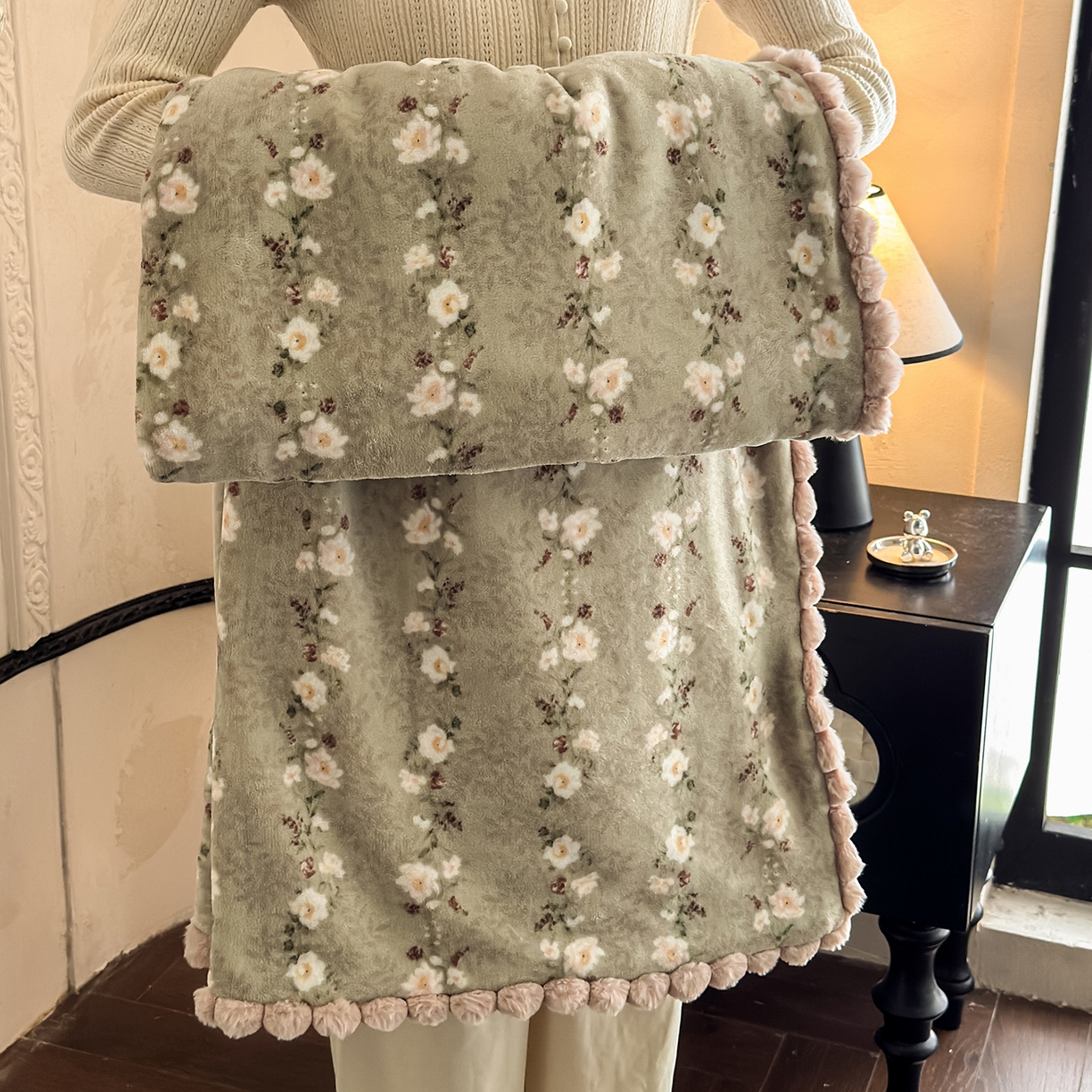 91家纺网 家纺一手货源 找家纺 （总）艾咪-Amy ntmy 2025新款毛球款法式复古风牛奶绒双层毯毛毯毯子