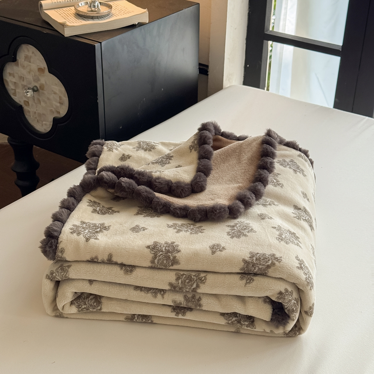 91家纺网 家纺一手货源 找家纺 艾咪-Amy ntmy 2025新款毛球款法式复古风牛奶绒双层毯毛毯毯子 墨花叙
