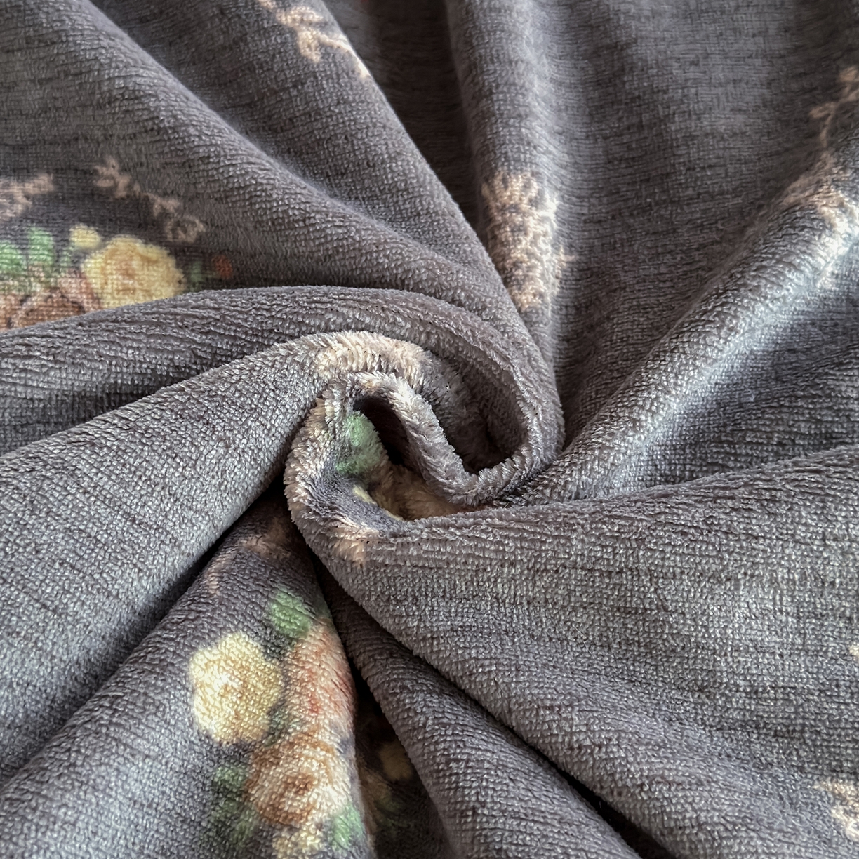 91家纺网 家纺一手货源 找家纺 艾咪-Amy ntmy 2025新款毛球款法式复古风牛奶绒双层毯毛毯毯子 香榭