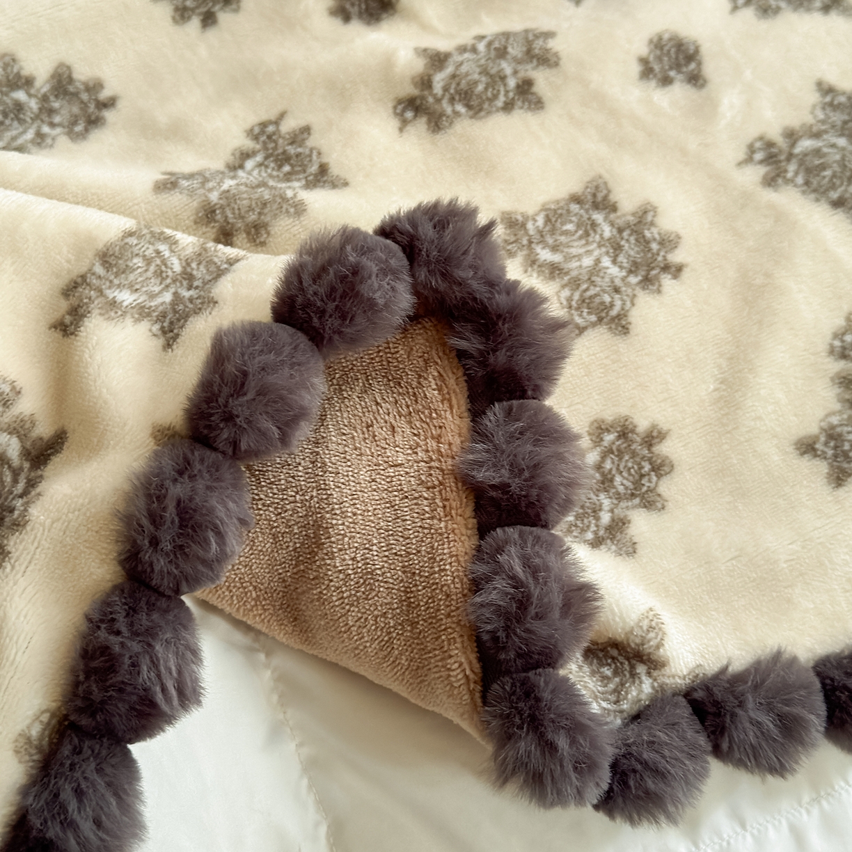 91家纺网 家纺一手货源 找家纺 艾咪-Amy ntmy 2025新款毛球款法式复古风牛奶绒双层毯毛毯毯子 墨花叙