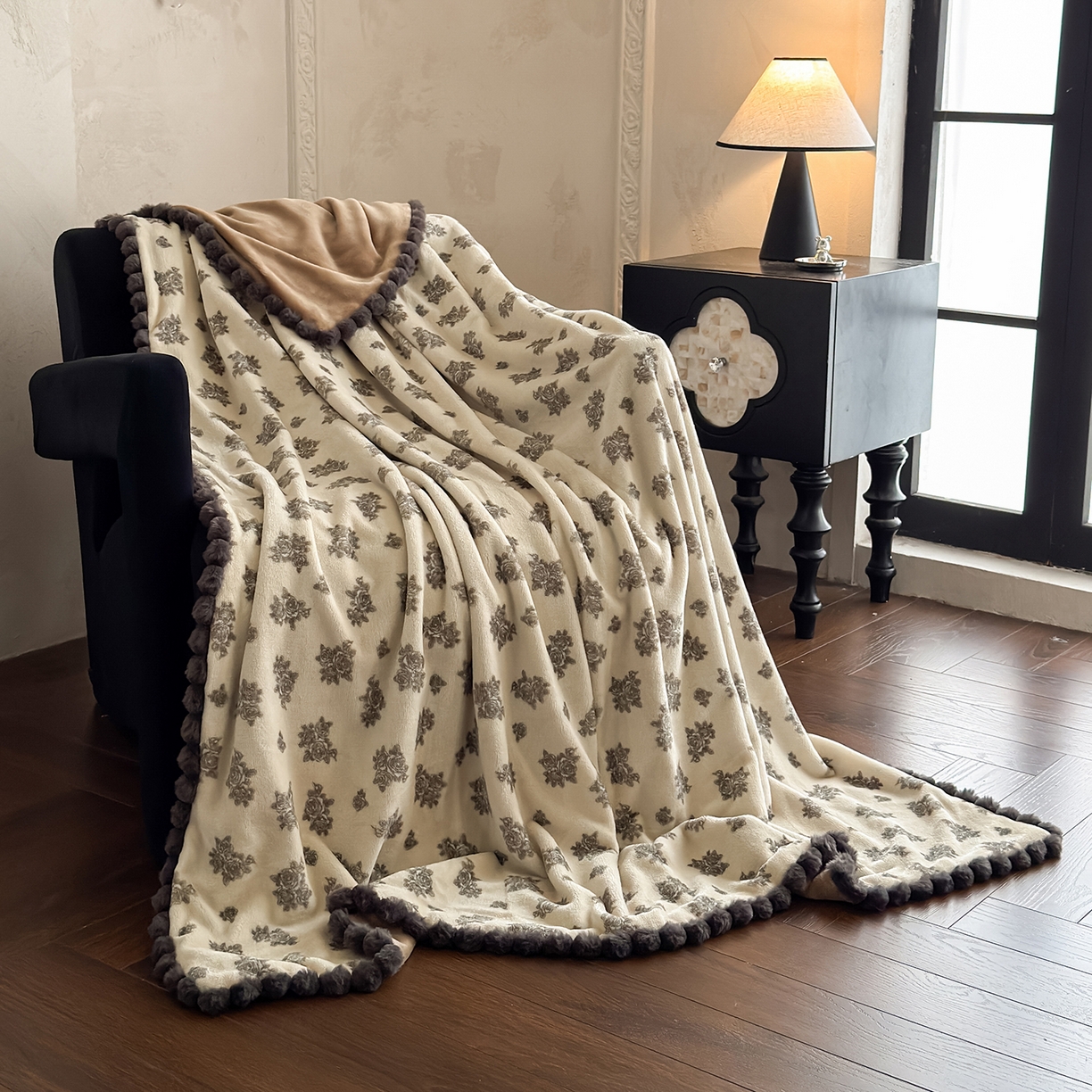 91家纺网 家纺一手货源 找家纺 艾咪-Amy ntmy 2025新款毛球款法式复古风牛奶绒双层毯毛毯毯子 墨花叙